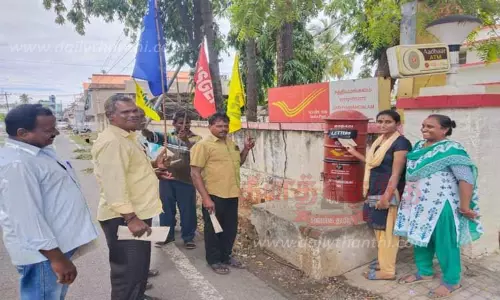 காலிபணியிடங்களை நிரப்பக்கோரி முதல்-அமைச்சர் மு.க.ஸ்டாலினுக்கு தபால் அனுப்பிய சாலை பணியாளர்கள் காலிபணியிடங்களை நிரப்பக்கோரி முதல்-அமைச்சர் மு.க.ஸ்டாலினுக்கு தபால் அனுப்பிய சாலை பணியாளர்கள்