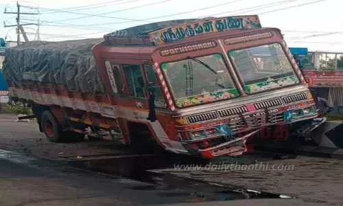 அந்தியூரில் தடுப்புச்சுவரில் மோதிய லாரி