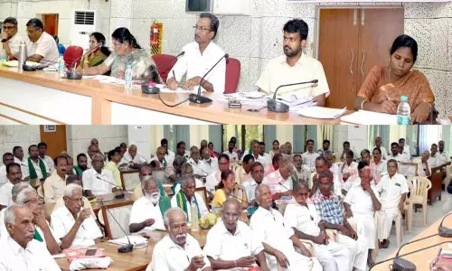 விலை வீழ்ச்சியை தடுக்க ஆதார விலையில் கொப்பரை தேங்காய் கொள்முதல் செய்ய வேண்டும்  விவசாயிகள் குறைதீர்க்கும் கூட்டத்தில் கோரிக்கை