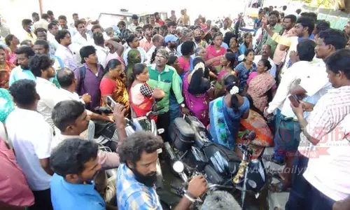 சீட்டு நிறுவனத்தில் பணத்தை இழந்தவர்கள் சாலையில் திரண்டதால் பரபரப்பு