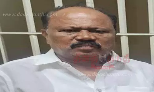 தொழில் அதிபரிடம் ரூ.5 லட்சம் மோசடி செய்த தந்தை, மகன் கைது