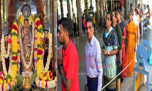 பெருமாள் கோவில்களில் பக்தர்கள் வழிபாடு