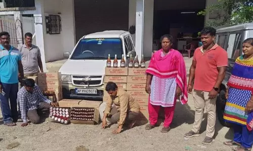 ஆந்திராவுக்கு காரில் மதுபாட்டில்கள் கடத்தல் :2 பேர் கைது ஆந்திராவுக்கு காரில் மதுபாட்டில்கள் கடத்தல் :2 பேர் கைது