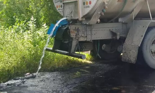 டேங்கர் லாரியில் இருந்து சாலையில் ஆறாக ஓடிய திராவகம் :தேசிய நெடுஞ்சாலையில் போக்குவரத்து பாதிப்பு