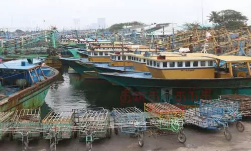 விசைப்படகு மீனவர்கள் கடலுக்கு செல்லவில்லை