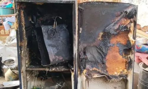 வீட்டில் பிரிட்ஜ் வெடித்து பற்றி எரிந்த தீ :17 பவுன் நகை, ரூ.1 லட்சம் பணம் எரிந்து சாம்பலானது