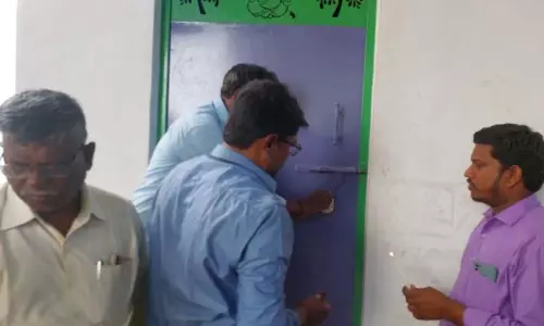 அனுமதியின்றி இயங்கிய 2 பட்டாசு கடைகளுக்கு சீல்