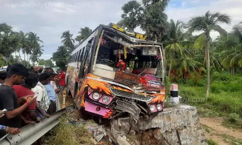 கோபி அருகேதனியார் பஸ்-ஆம்புலன்ஸ் நேருக்கு நேர் மோதல்13 பேர் காயம்