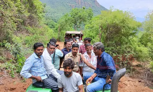 கத்திரி மலைக்கிராமத்தில் சிறப்பு மருத்துவ முகாம்:டிராக்டரில் பயணித்த ஏ.ஜி.வெங்கடாசலம் எம்.எல்.ஏ.