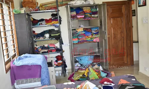 ஈரோட்டில்பிளம்பர் வீட்டின் கதவை உடைத்து நகை- பணம் திருட்டு