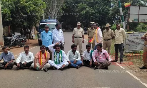 தாளவாடி அருகே புளிஞ்சூர் சோதனைச்சாவடியில்கன்னட அரசியல் கட்சியினர் சாலை மறியல்; 10 பேர் கைது