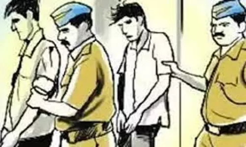 குண்டர் சட்டத்தில் 2 பேர் கைது குண்டர் சட்டத்தில் 2 பேர் கைது