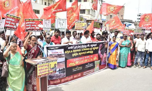 ஈரோட்டில்நாம் தமிழர் கட்சியினர் ஆர்ப்பாட்டம் ஈரோட்டில்நாம் தமிழர் கட்சியினர் ஆர்ப்பாட்டம்