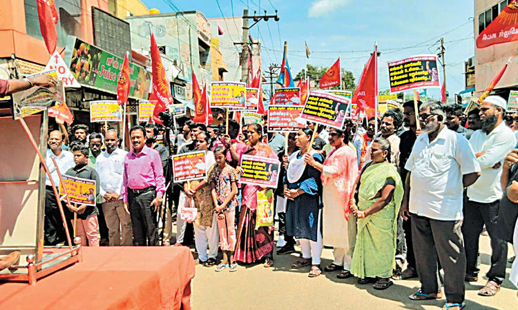 கர்நாடக அரசை கண்டித்து நாம் தமிழர் கட்சியினர் ஆர்ப்பாட்டம்