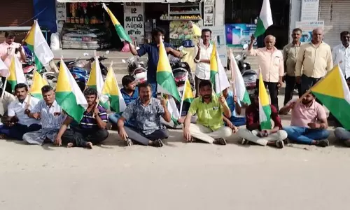 வியாபாரிகள் சங்கத்தினர் உண்ணாவிரதம்