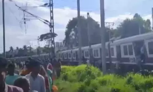சென்னை கிண்டி ரெயில் நிலையத்தில் மின்சார ரெயிலில் இருந்து புகை கிளம்பியதால் பரபரப்பு
