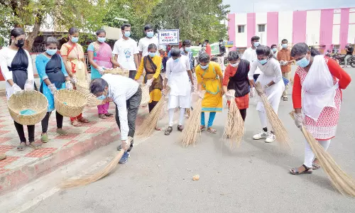 தூய்மைப்பணியில் ஈடுபட்ட கல்லூரி மாணவிகள்