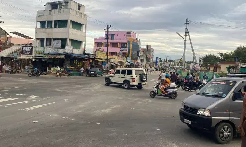 நால்ரோட்டில் விபத்துகளை தடுக்க ரவுண்டானா அமைக்கப்படுமா?