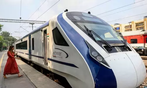வந்தே பாரத் ரெயில்களை 14 நிமிடத்தில் தூய்மை செய்து சாதனை