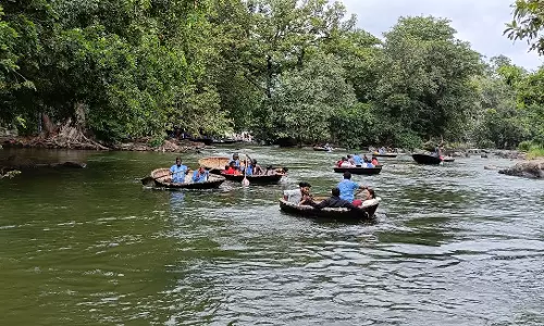 தொடர் விடுமுறையையொட்டிஒகேனக்கல்லில் குவிந்த சுற்றுலா பயணிகள்அருவியில் குளித்தும், பரிசலில் சென்றும் மகிழ்ந்தனர்