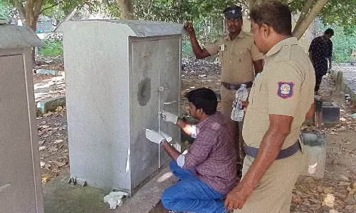 விழுப்புரம் அருகே ரெயில் நிலையத்தில் நாட்டு வெடிகுண்டு வீசிய ரவுடி; வாலிபர் படுகாயம் விழுப்புரம் அருகே ரெயில் நிலையத்தில் நாட்டு வெடிகுண்டு வீசிய ரவுடி; வாலிபர் படுகாயம்