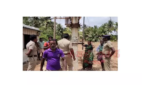 பக்கத்து தோட்டத்திற்கு மின் இணைப்பு வழங்க எதிர்ப்பு:மின்மாற்றியில் ஏற முயன்ற பெண்ணால் பரபரப்பு