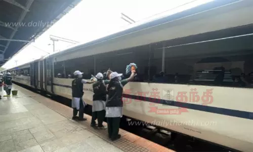 மைசூருவில் வந்தே பாரத் ரெயிலை  14 நிமிடத்தில் சுத்தம் செய்த ஊழியர்கள்