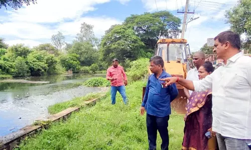 தேங்கிய மழைநீரை வெளியேற்ற வேண்டும் தேங்கிய மழைநீரை வெளியேற்ற வேண்டும்