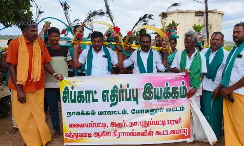 விவசாயிகள் காவடியுடன் ஊர்வலமாக வந்து போராட்டம்