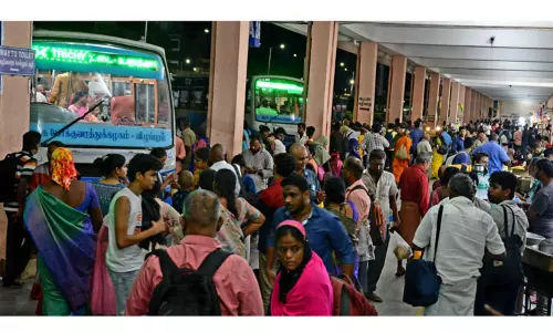 வேலூர் புதிய பஸ் நிலையத்தில் குவிந்த பயணிகள் வேலூர் புதிய பஸ் நிலையத்தில் குவிந்த பயணிகள்