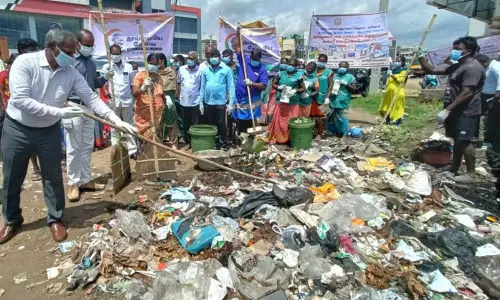 குப்பைகளை அகற்றிய கலெக்டர்