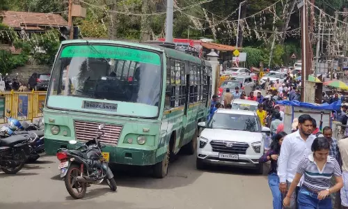 சாலையில் பழுதாகி நின்ற அரசு பஸ்