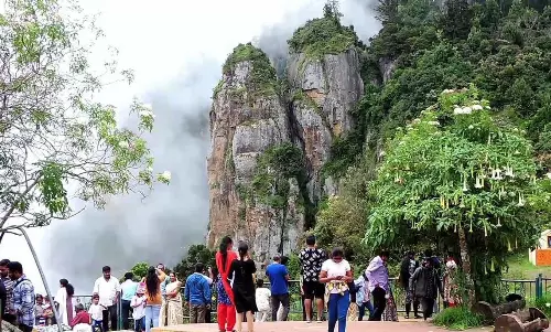 கொடைக்கானலுக்கு படையெடுத்த சுற்றுலா பயணிகள் கொடைக்கானலுக்கு படையெடுத்த சுற்றுலா பயணிகள்