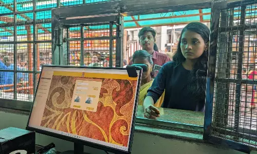 பழனி முருகன் கோவிலில் செல்போன்களை  ஒப்படைத்து சென்ற பக்தர்கள்