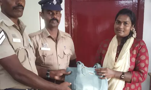 பஸ்சில் பெண் பயணி தவறவிட்ட பணம் உரியவரிடம் ஒப்படைப்பு