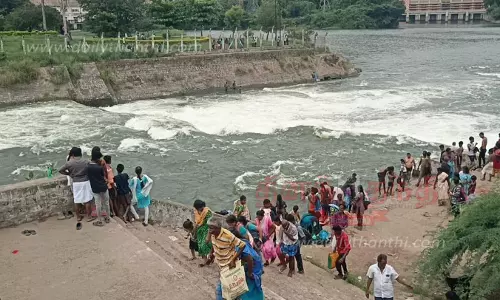 மேட்டூர் அணை நீர்மட்டம் 36.94 அடியாக குறைந்ததுகாவிரி ஆற்றில் குளிக்க தடையால் சுற்றுலா பயணிகள் ஏமாற்றம்