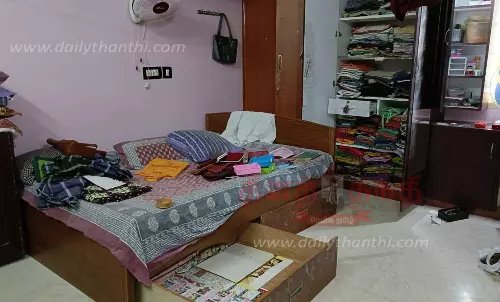 ஆத்தூர் அருகேஅரசு பள்ளி தலைமை ஆசிரியை வீட்டில் 30 பவுன் நகை, ரூ.40 ஆயிரம் திருட்டுபூட்டை உடைத்து மர்ம நபர்கள் கைவரிசை