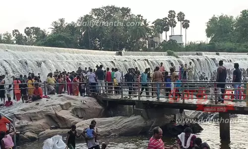 தொடர் விடுமுறை எதிரொலி: கொடிவேரி அணையில் சுற்றுலா பயணிகள் குவிந்தனர்