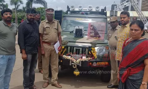 விமானத்தில் கடத்தி வரப்பட்ட அணில்கள் வனத்துறையினரிடம் ஒப்படைப்பு விமானத்தில் கடத்தி வரப்பட்ட அணில்கள் வனத்துறையினரிடம் ஒப்படைப்பு