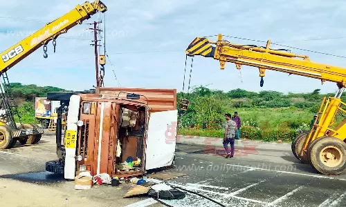 சரக்கு லாரி கவிழ்ந்தது; டிரைவர் காயம்