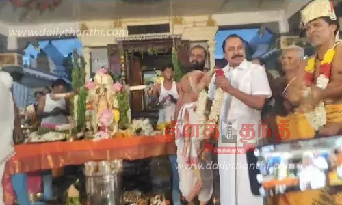 திருக்கல்யாண உற்சவ நிகழ்ச்சியில் நடனமாடி சாமிக்கு மாலை அணிவித்த கே.ஏ.செங்கோட்டையன் எம்.எல்.ஏ.