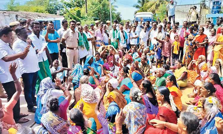 பரந்தூர் விமான நிலையம் அமைக்க உள்ள இடத்தில் ஆய்வு; அதிகாரிகள் குழுவினருக்கு எதிர்ப்பு தெரிவித்து கிராம மக்கள் மறியல்