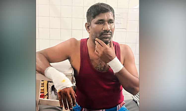 இரும்பு வியாபாரியை கத்தியால் வெட்டி ரூ.8 லட்சம் பறிப்பு; மர்ம கும்பலுக்கு வலைவீச்சு