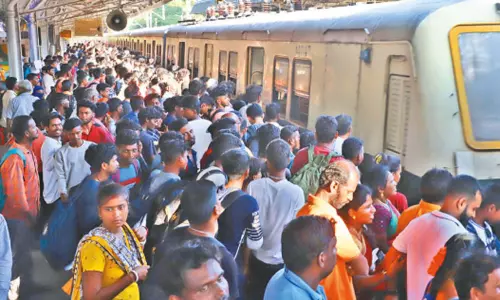 புறநகர் மின்சார ரெயில் சேவை பிற்பகல் 3.15 மணி வரை தற்காலிக நிறுத்தம்