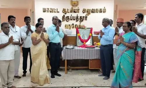 காந்தி படத்திற்கு, கலெக்டர் மாலை அணிவித்து மரியாதை
