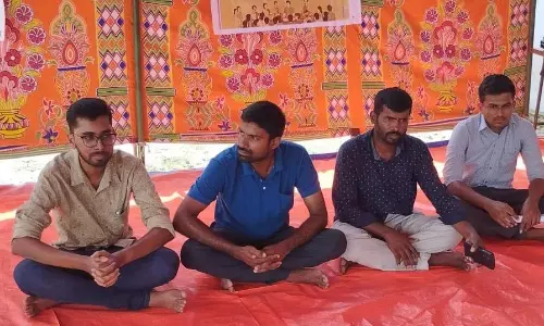 கிராம சபை கூட்டத்தில் தர்ணா ஈடுபட்ட இளைஞர்கள்