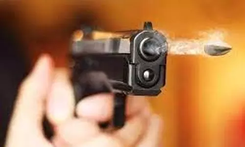 நகைக்கடை உரிமையாளரை துப்பாக்கியால் சுட்டு கொல்ல முயற்சி - 2 பேருக்கு வலைவீச்சு