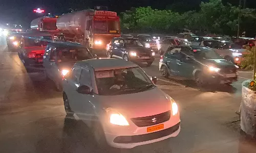 தொடர் விடுமுறை முடிந்து சென்னைக்கு படையெடுத்த மக்கள்: சுங்கச்சாவடியில் வாகனங்கள் அணிவகுத்து நின்றதால் போக்குவரத்து நெரிசல் தொடர் விடுமுறை முடிந்து சென்னைக்கு படையெடுத்த மக்கள்: சுங்கச்சாவடியில் வாகனங்கள் அணிவகுத்து நின்றதால் போக்குவரத்து நெரிசல்