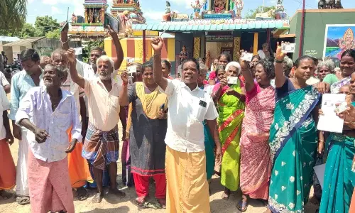 திண்டிவனம் அருகே சுடுகாட்டுக்கு பாதை கேட்டு   கிராம சபை கூட்டத்தில் போராட்டம் நடத்திய மக்கள்; நாடாளுமன்ற தேர்தலை புறக்கணிக்க போவதாகவும் அறிவிப்பு