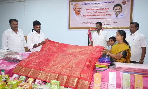 நெசவாளர்களிடம் கதர் ஆடைகளை வாங்குங்கள் அரசு அலுவலர்களுக்கு கோட்டாட்சியர் வேண்டுகோள் நெசவாளர்களிடம் கதர் ஆடைகளை வாங்குங்கள் அரசு அலுவலர்களுக்கு கோட்டாட்சியர் வேண்டுகோள்